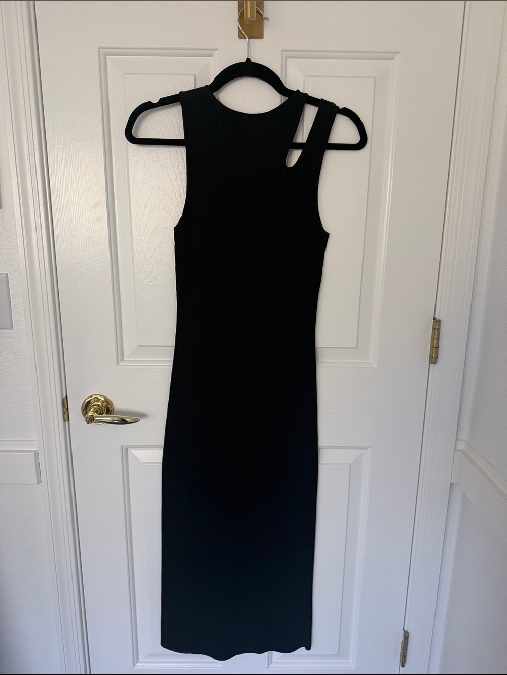 Black Sleeveless Maxi Dress with Shoulder Cutout - Picture 5 of 5